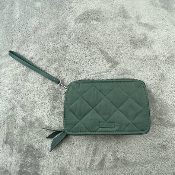 Vera Bradley RFID All in One Crossbody Olive Bag BRAND NEW - Picture 1 of 11